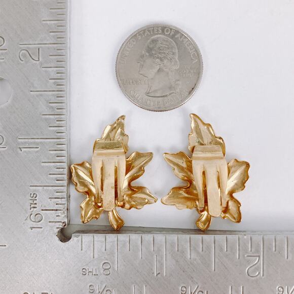 Vintage Gold Tone Maple Leaf Clip On Earrings Mid Century 50s 60s Autumn Harvest - Picture 10 of 10